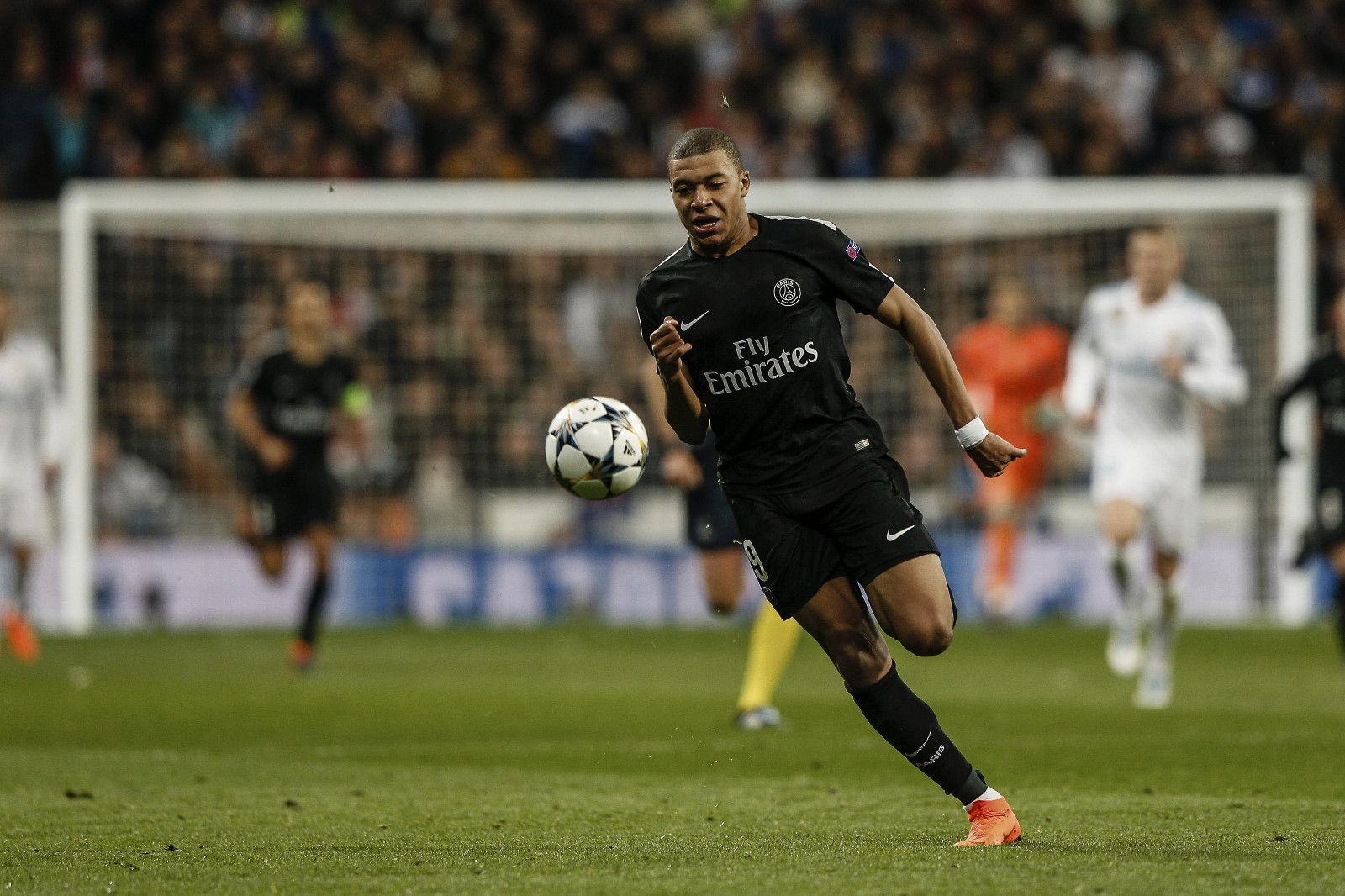 每体：巴西后卫穆里略重回巴萨引援视野，巴萨已接触其身边人（每体：巴萨将巴西中卫穆里略重新纳入引援名单，已与其团队取得联系）