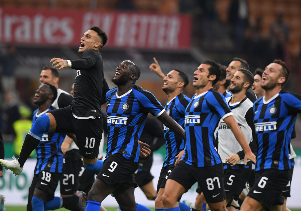 足球国足训练课发生小插曲，球员被逗笑