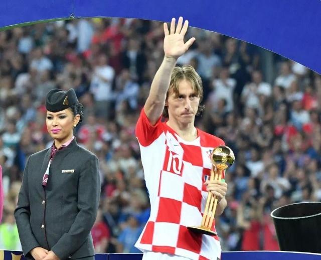 记者：至少有12家俱乐部有意梅努，球员本人首选那不勒斯（多达12家俱乐部竞逐梅努，球员本人更倾向那不勒斯）