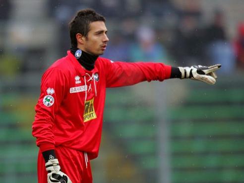 传统环节，利物浦全队戴圣诞帽在训练场拍大合照（利物浦延续传统：全队戴圣诞帽训练场合影）