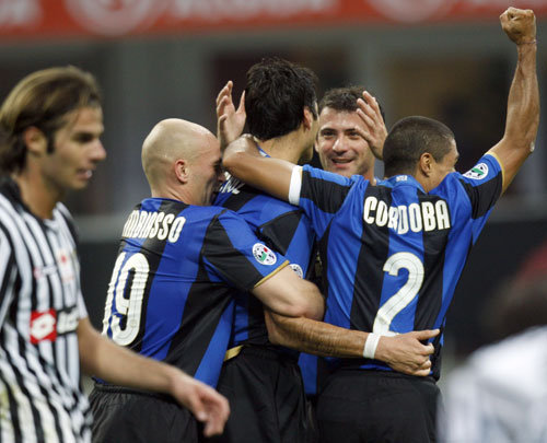 致敬李惠堂，赞助商犀旺送给魏祥鑫一颗柚子足球