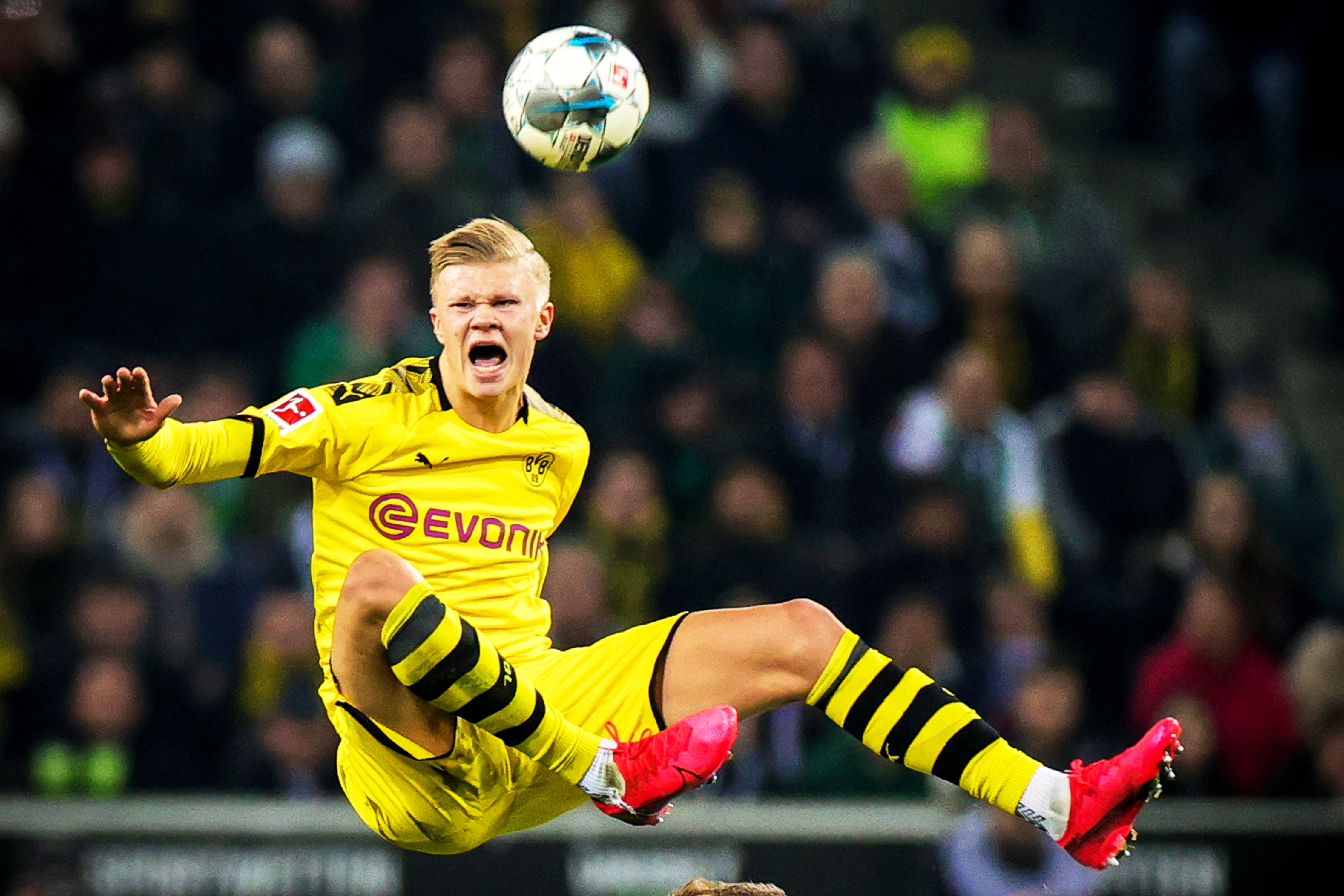 奥格斯堡0-0云达不莱梅，施密德错失良机（奥格斯堡与云达不莱梅0-0收场，施密德挥霍良机）