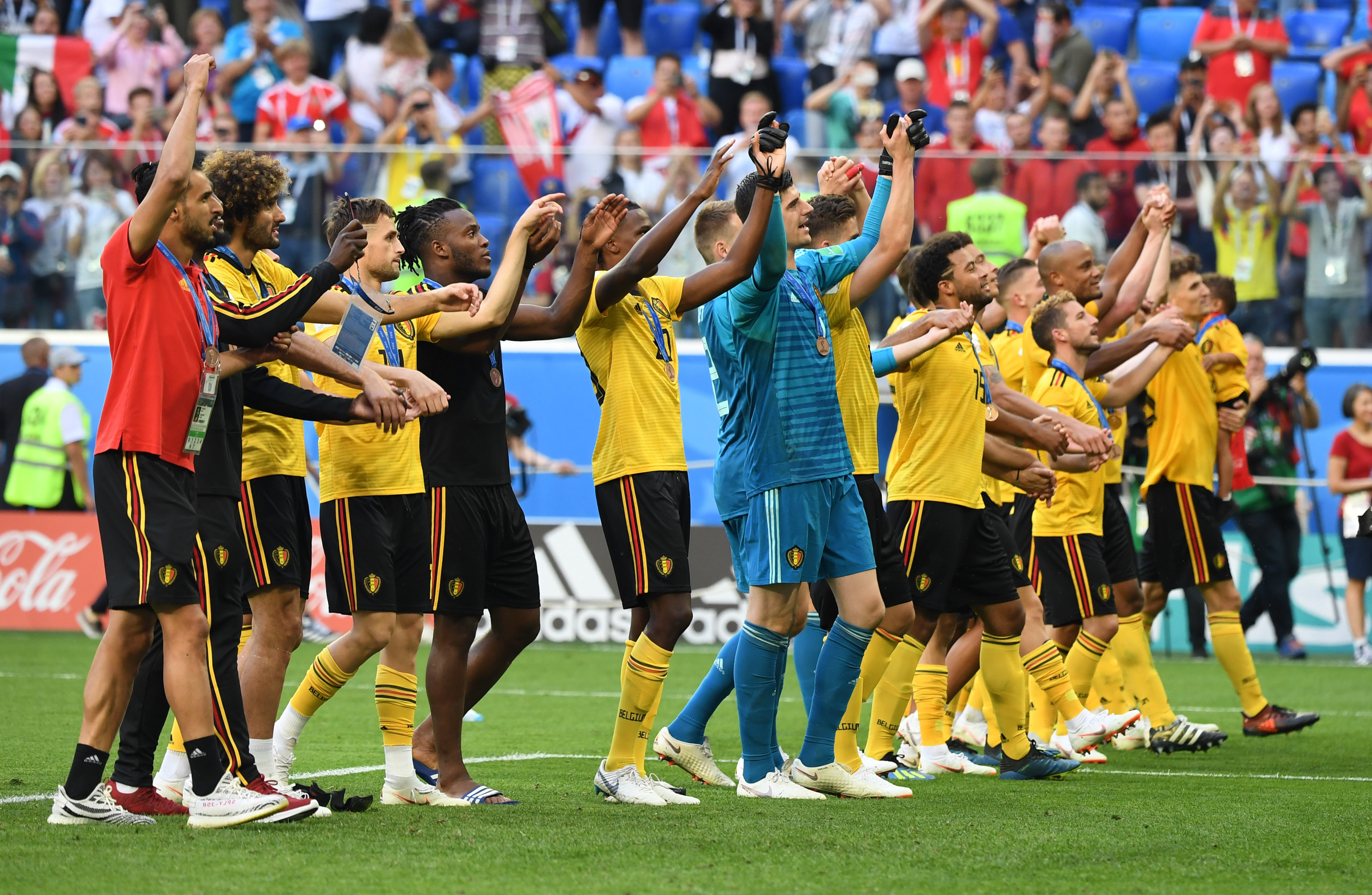 玉昆外援奥斯卡在老家开车时车辆突然起火，好在人没事